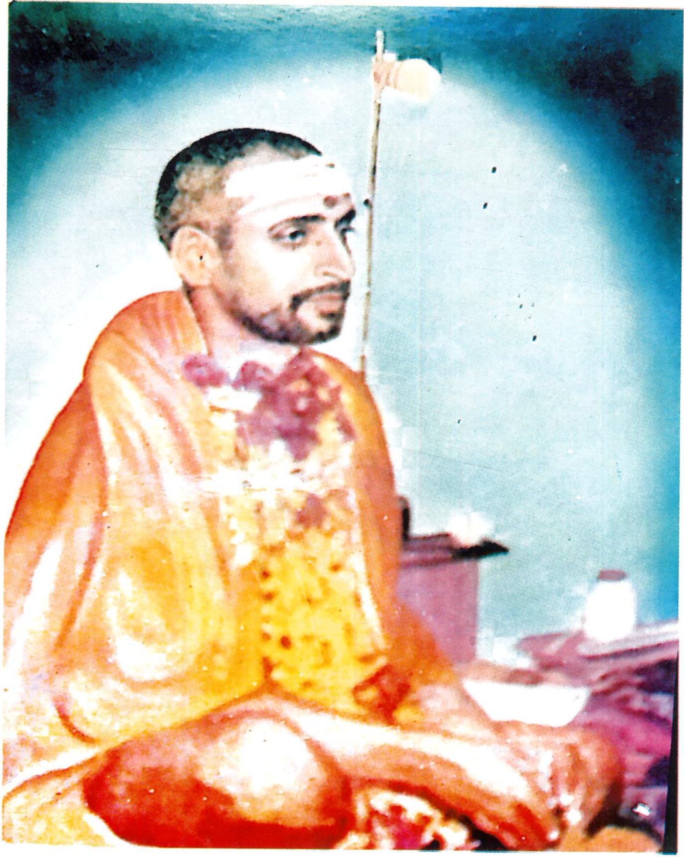 आसन पर विराजमान धर्मसम्राट स्वामी करपात्री जी महाराज