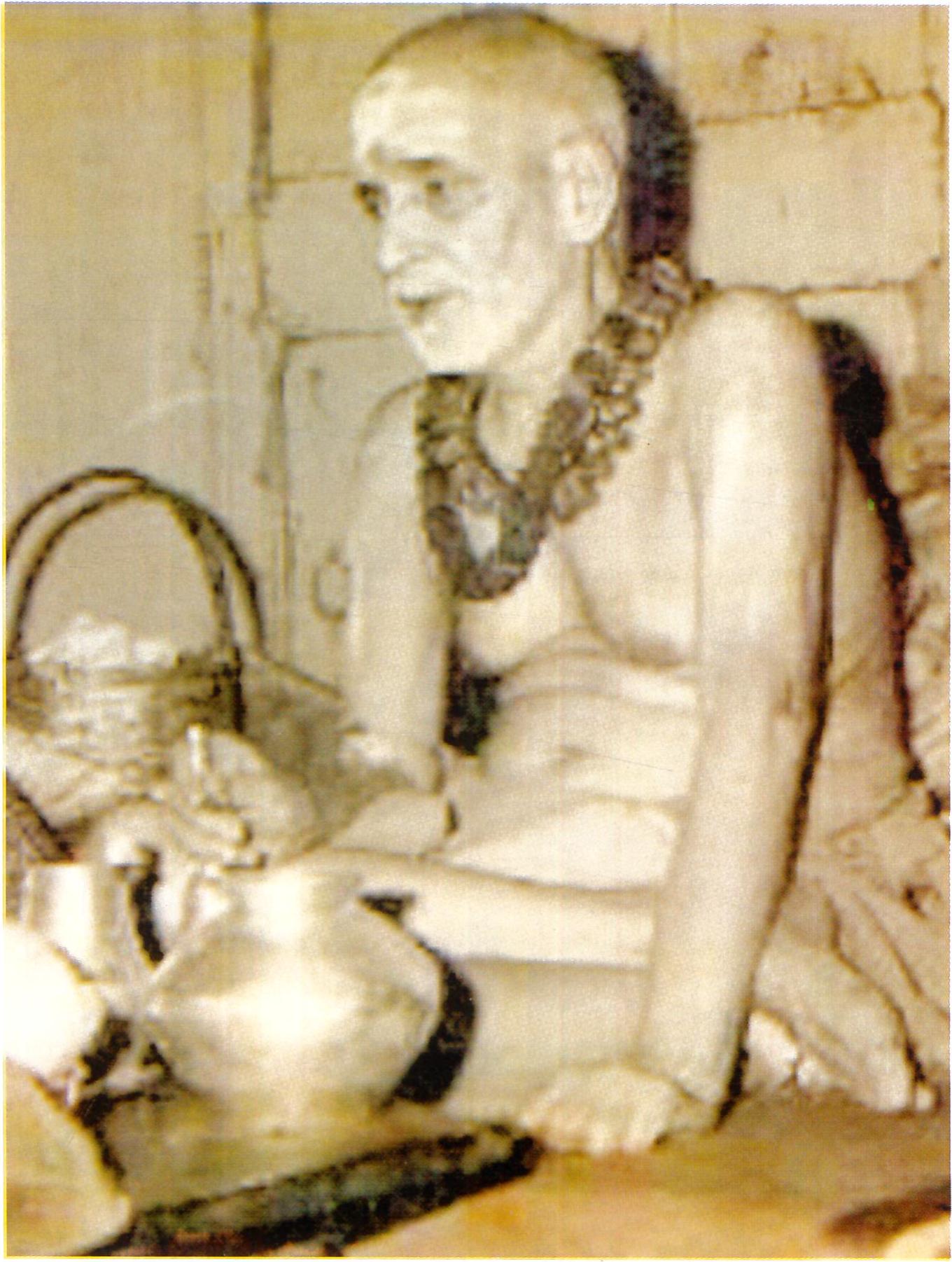 पूजा-पात्रों के समीप विराजमान धर्मसम्राट स्वामी करपात्री जी महाराज