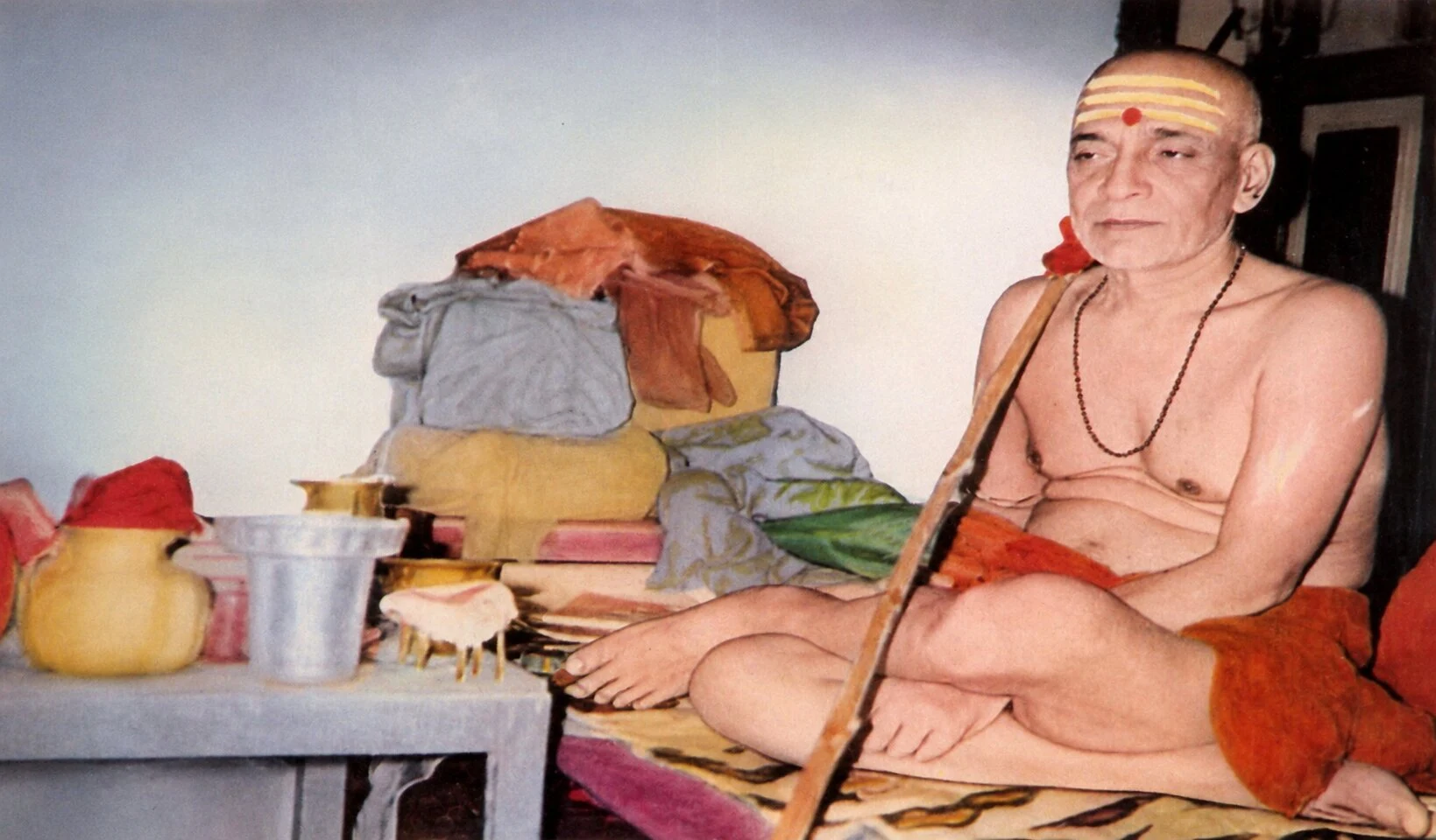 एक भक्त को आशीर्वाद प्रदान करते धर्मसम्राट स्वामी करपात्री जी महाराज