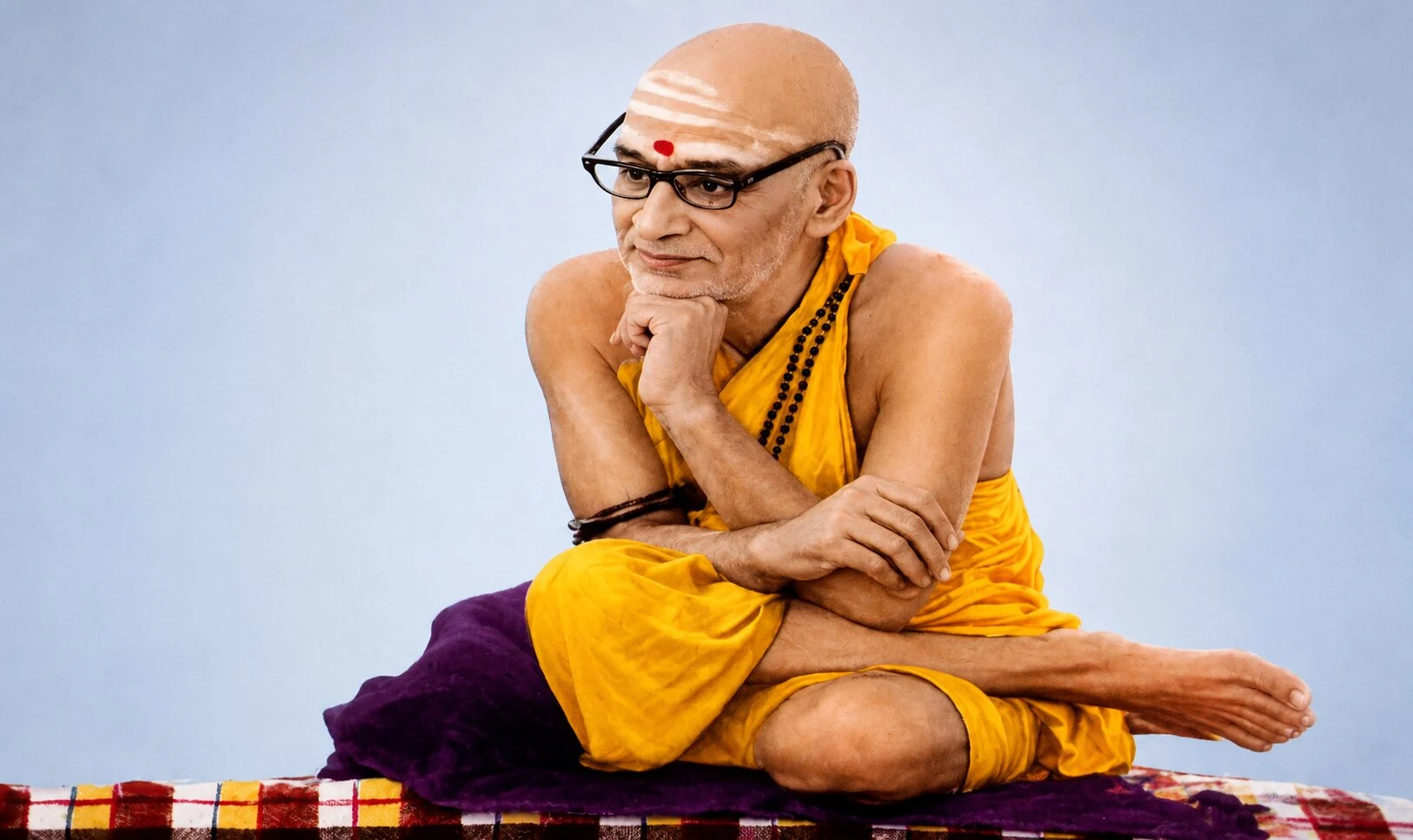चिन्तन-मुद्रा में विराजमान धर्मसम्राट स्वामी करपात्री जी महाराज